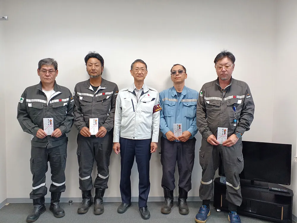 社内褒賞を執り行いました